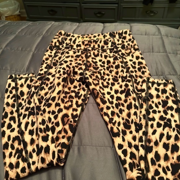 Victoria's Secret Cheetah Performance Leggings - Size 4 - Perfect Condition - Picture 1 of 7